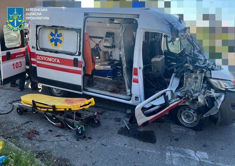 Понівечена машина "швидкої" в Херсоні внаслідок скиду боєприпасу з російського БПЛА.