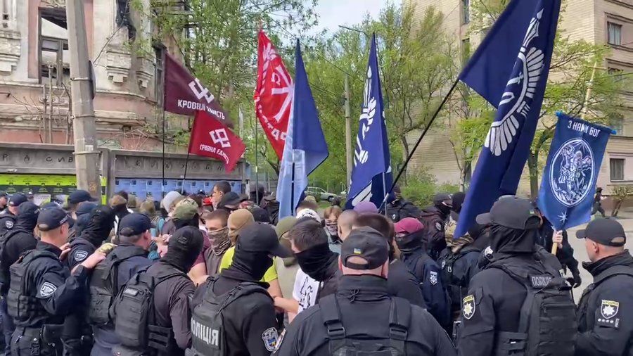 У Києві біля кінотеатру "Жовтень" відбулася сутичка поліції з мітингарями, які протестували проти ЛГБТК+ кінофестивалю.