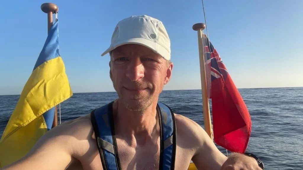 Лікар Лео Кривський збирав кошти в океанському гребному човні під назвою Happy Socks