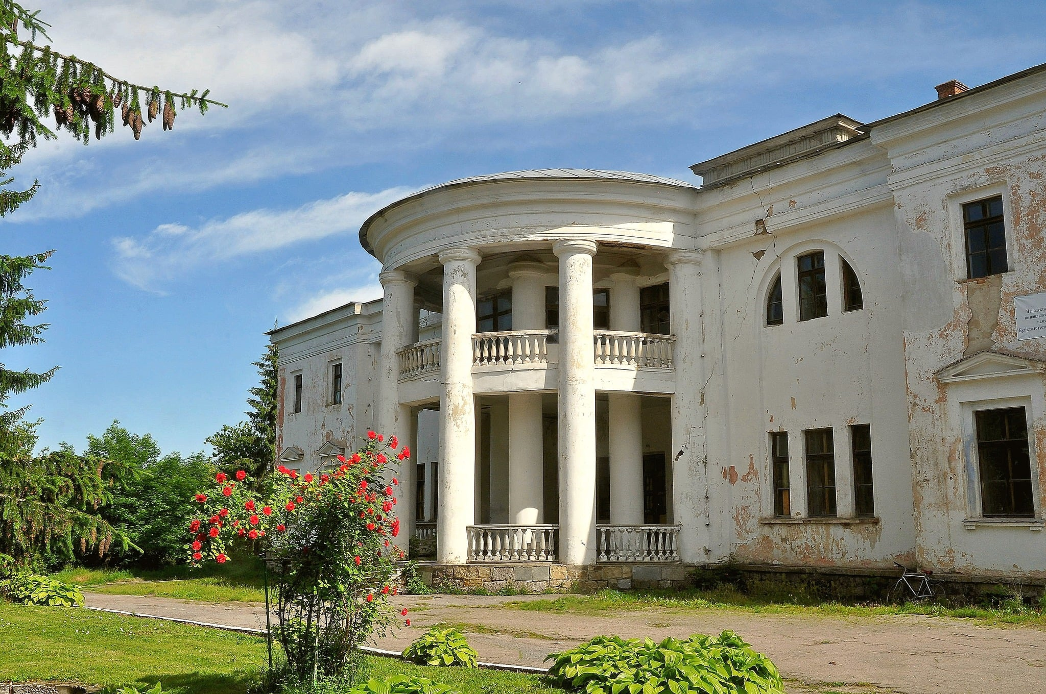 Хмільник подарували на весілля. На Вінниччині занепадає Палладійський палац — йому 110 років