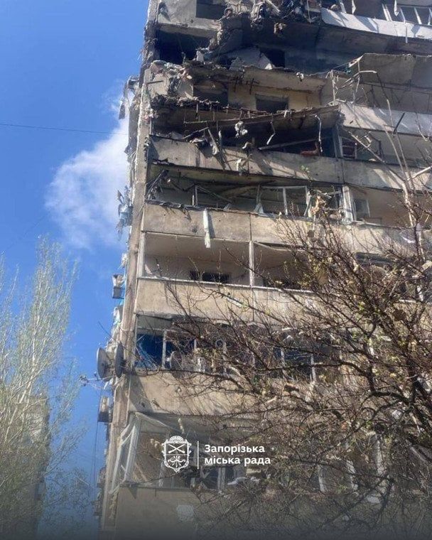 Так виглядає багатоповерхівка у Запоріжжі після російської атаки 22 квітня.