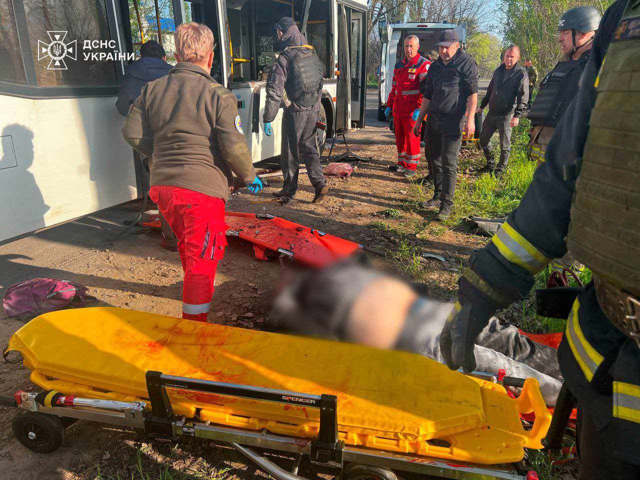 Вранці російські окупанти вдарили дроном-камікадзе по місту Марганець на Дніпропетровщині  Ворожий FPV-дрон влучив в автобус з працівниками одного з підприємств міста.