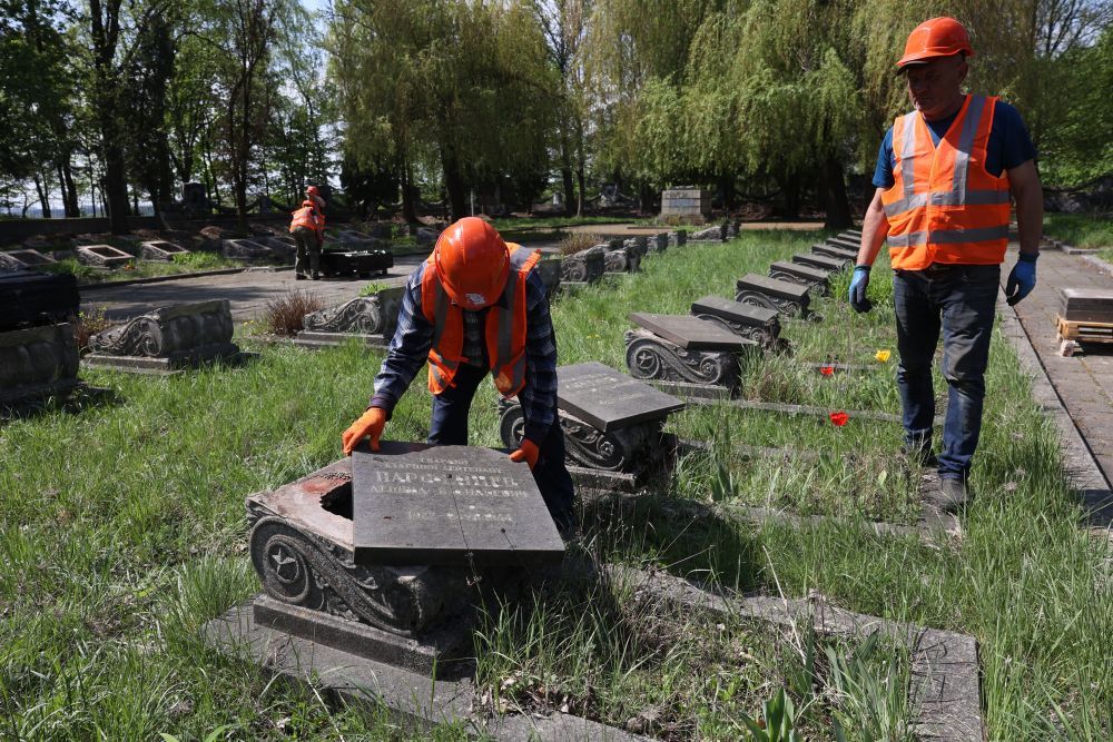 На Пагорбі Слави у Львові розпочали ексгумацію радянських поховань, фото