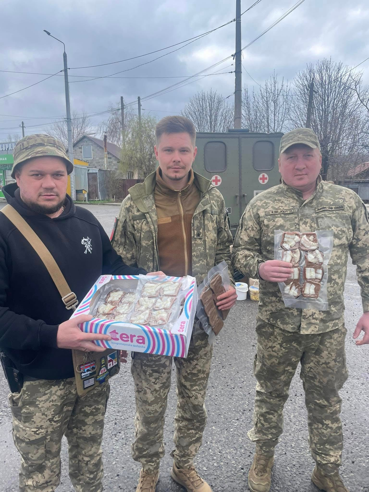 Вижити в норі легше з матрацом, подушкою і бутербродом із салом. Волонтери досі закривають базові потреби фронту