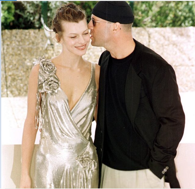 Белла Хадід презентувала свої нови парфуми у сукні Мілли Йовович