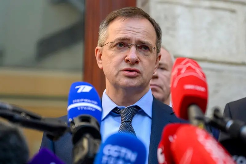 Геополітична гра в наперстки на крові. За завісою — інтрига зміни президента України