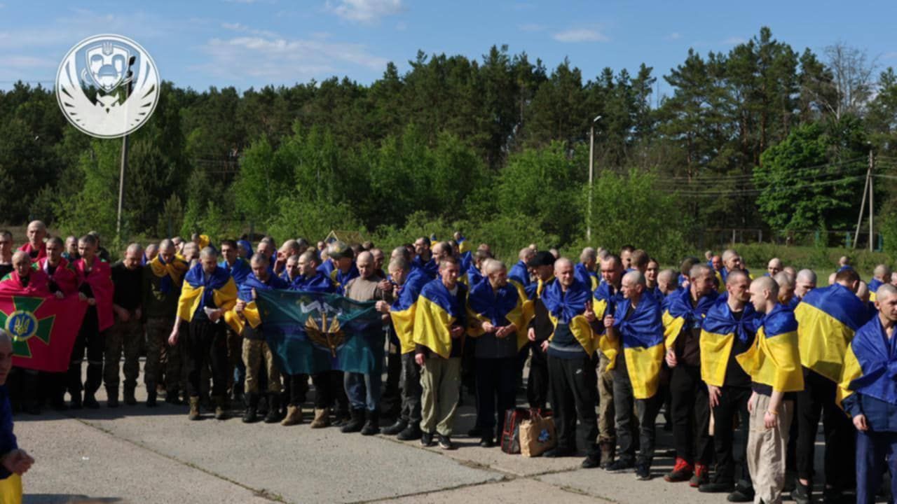 Великий обмін: з полону повернулося 390 військових та цивільних українців, фото