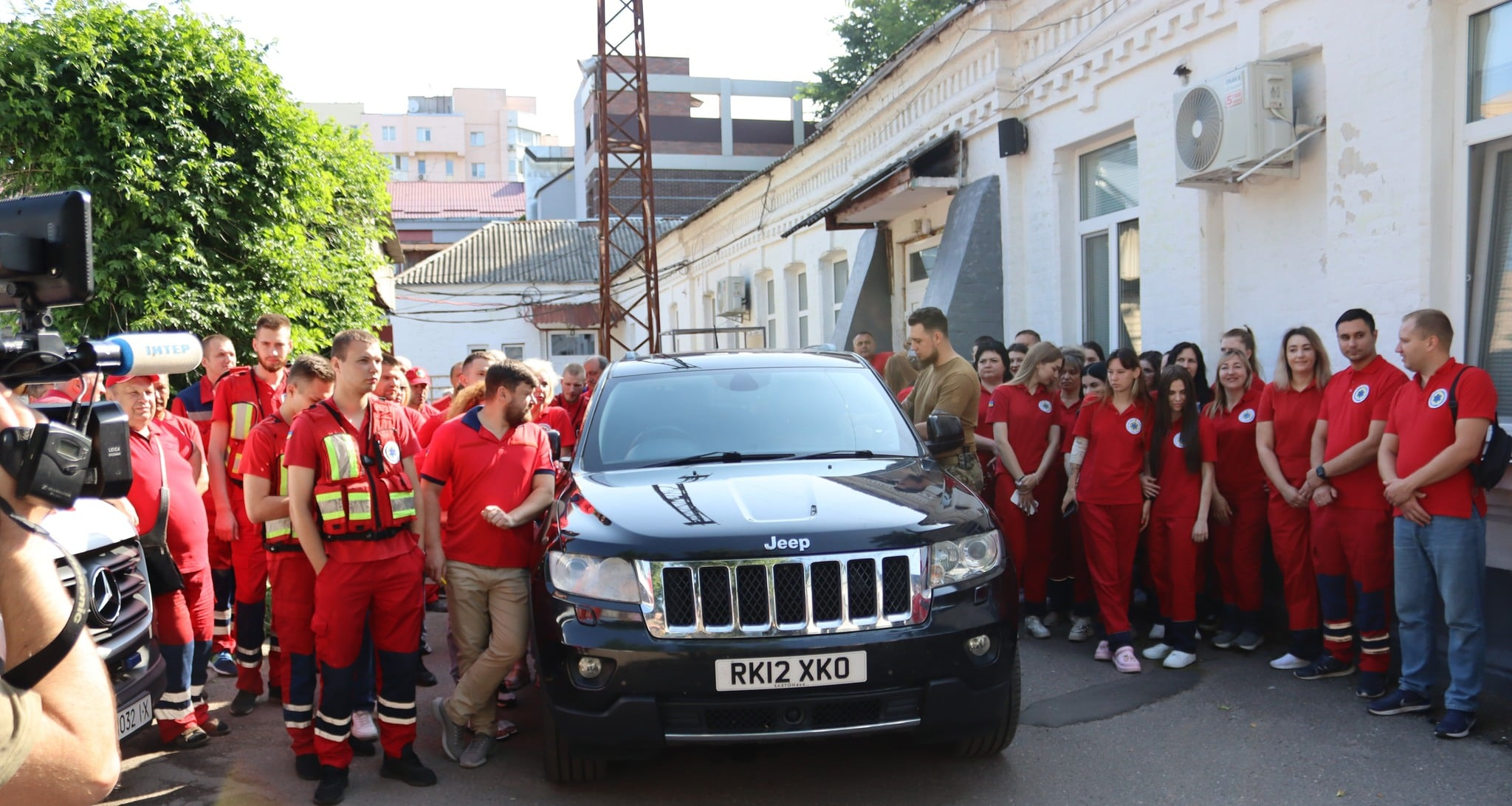 Працівники Черкаської обласної «швидкої» передали позашляховик бойовим медикам