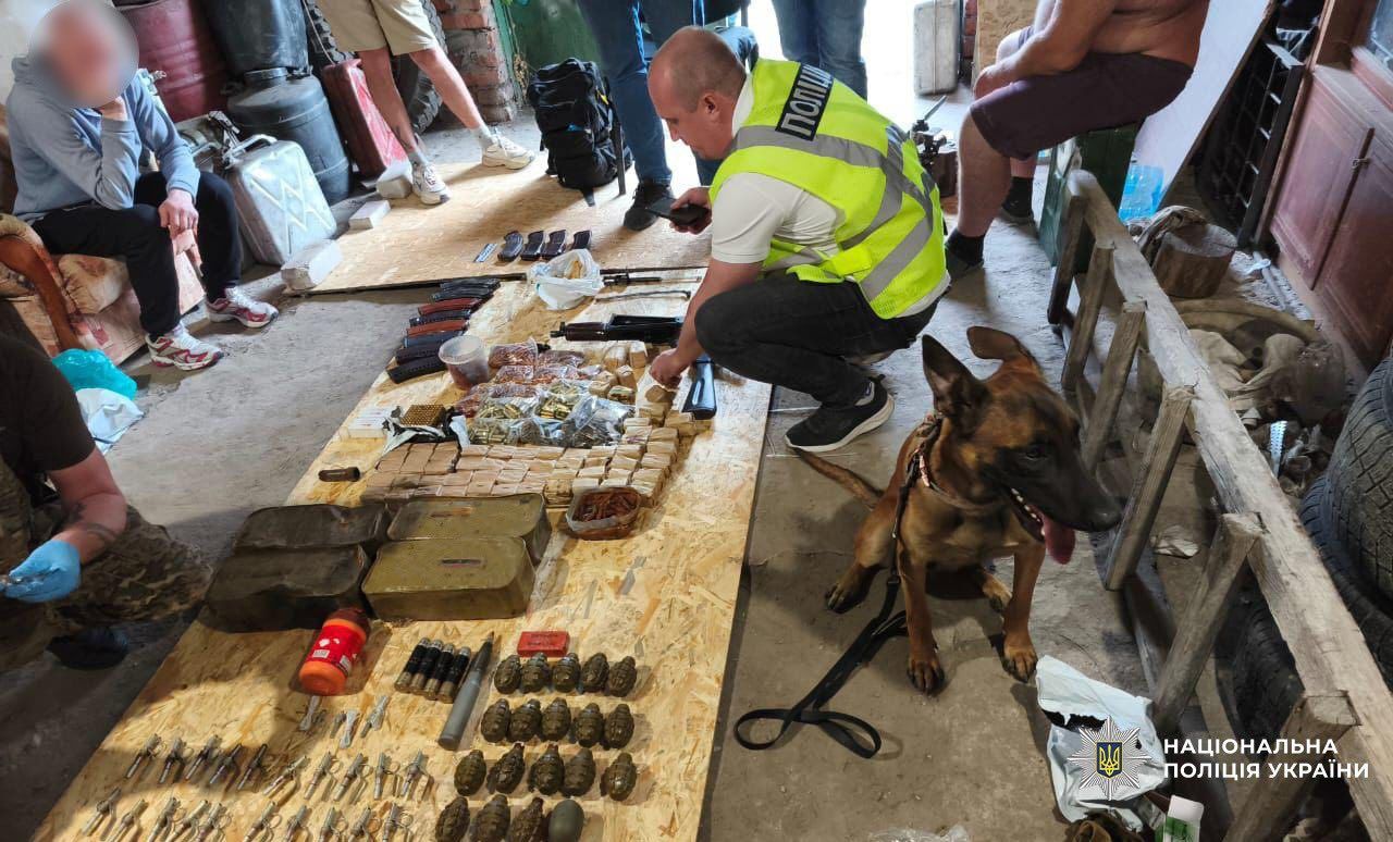 Нацполіція проводить понад 500 обшуків в рамках боротьби з незаконним обігом зброї в країні.