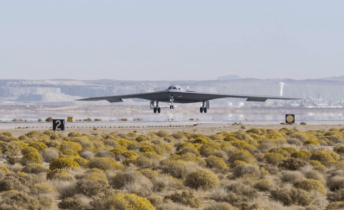 Американський стратегічний бомбардувальник B-2 Spirit.США вперше в історії застосували 13-тонну надбомбу.