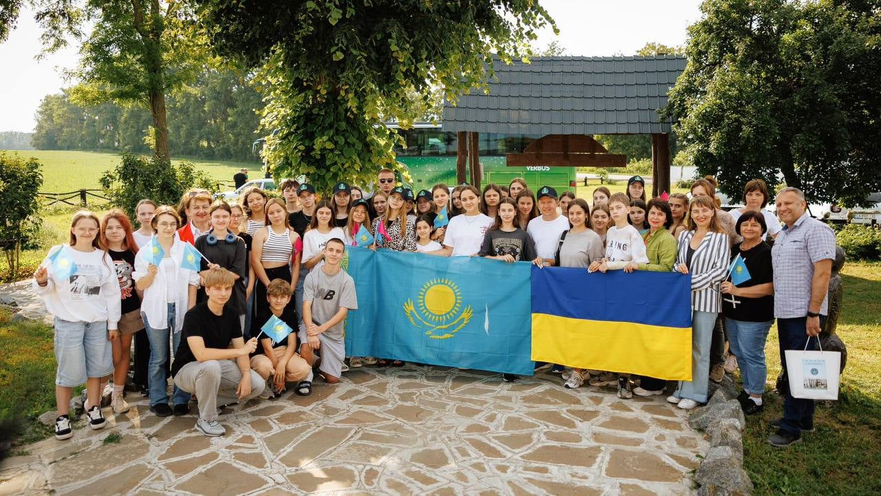 Відпочиваючи — перемагай! Талановиті школярі з Черкащини оздоровилися в Казахстані