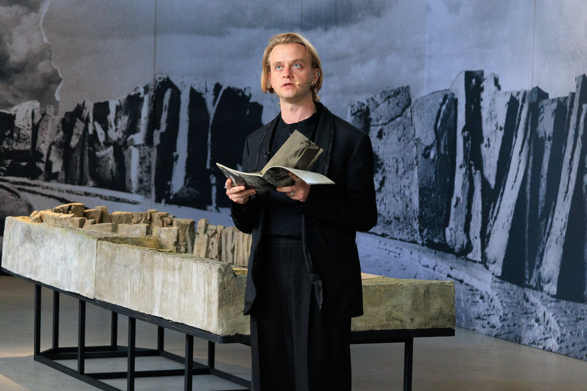 Реквієм жертвам Бабиного Яру. Актор Віталій Ажнов прочитав послання митців, чий проєкт меморіалу не реалізували