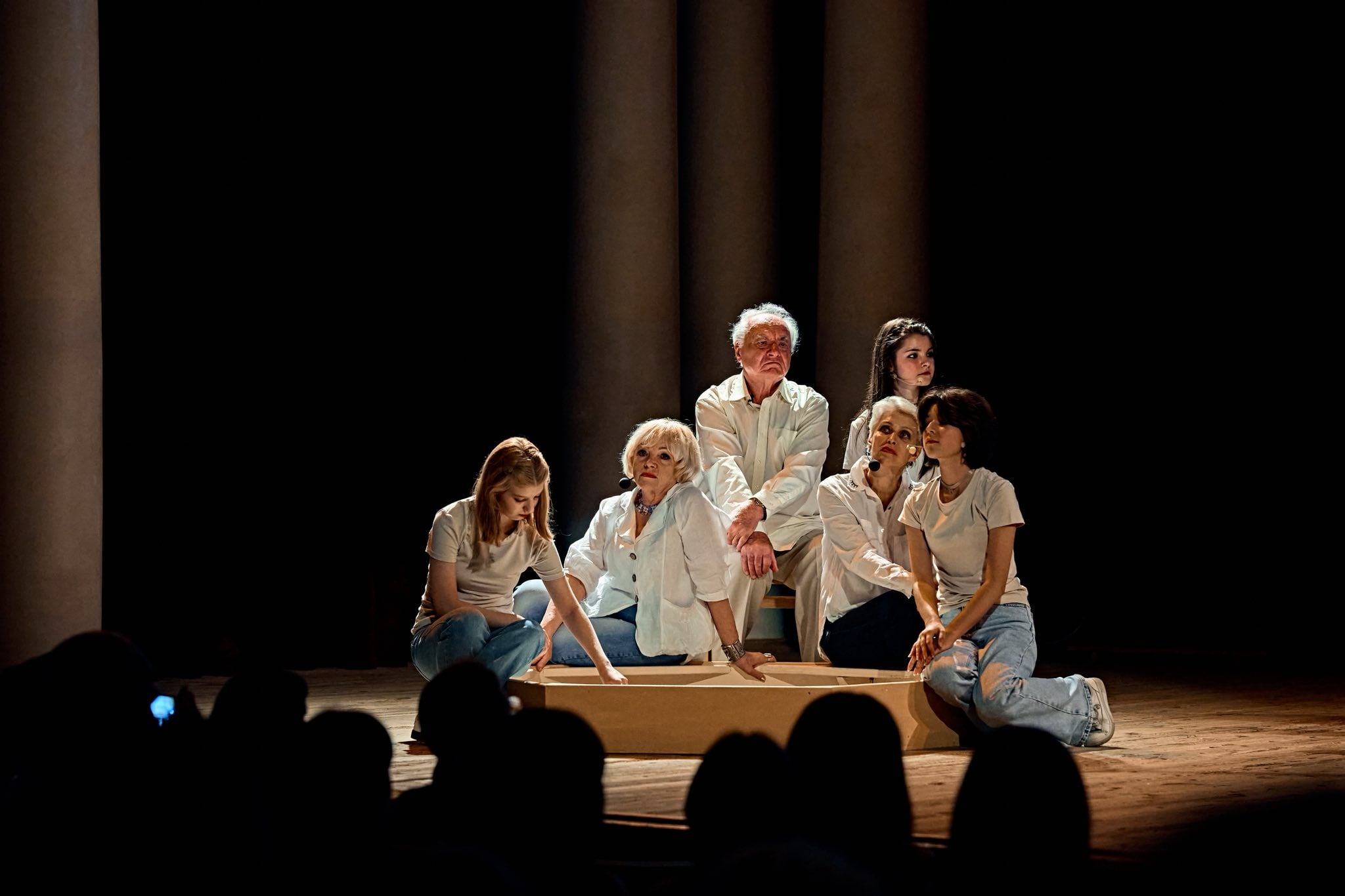 Слово й анімація з піску. У Києві показали перформативну психодраму «Людина. cом.ua» з віршами Анатолія Матвійчука