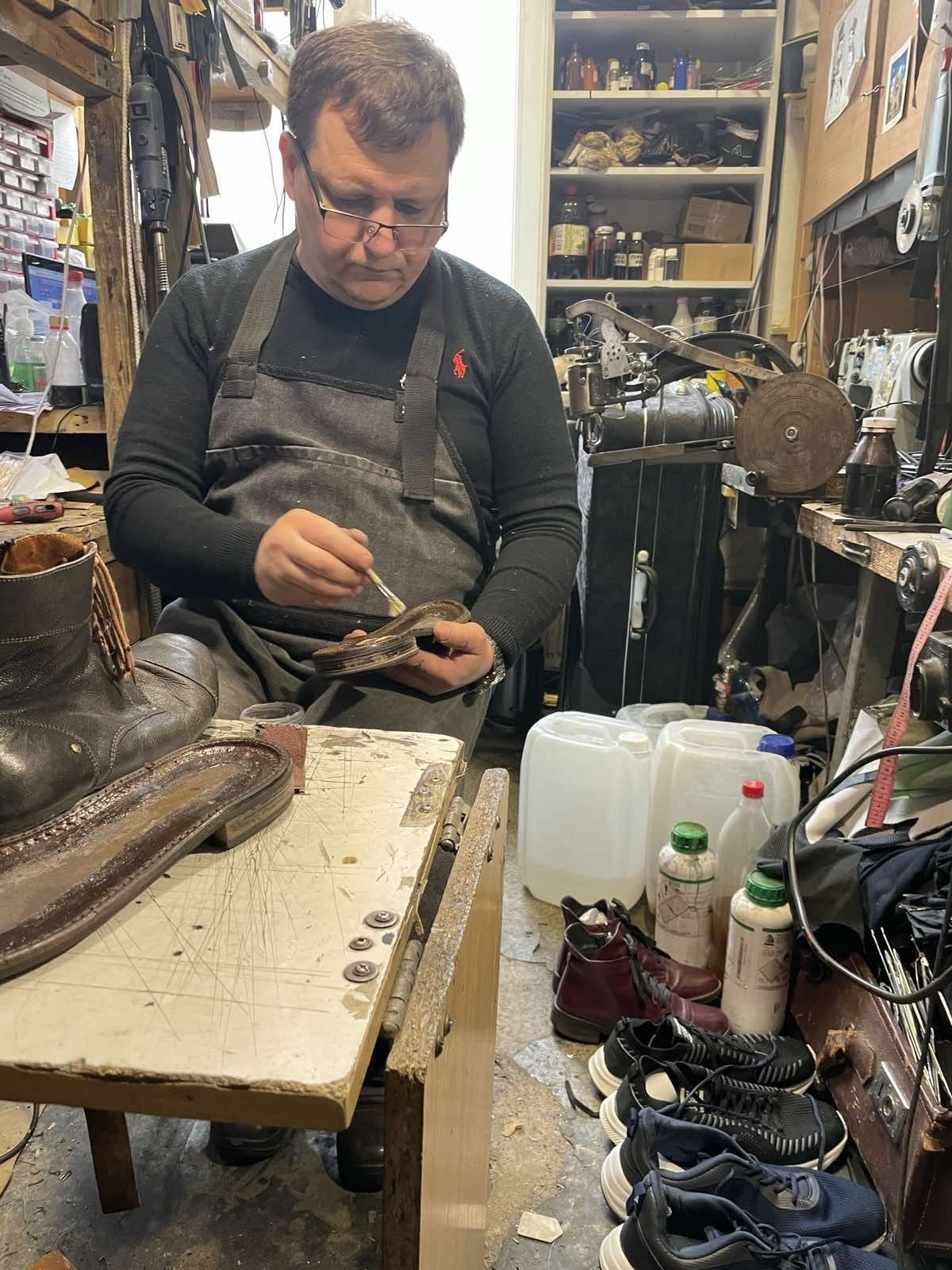 Україна — полігон для утилізації неякісного взуття: чому бідні не можуть його навіть полагодити