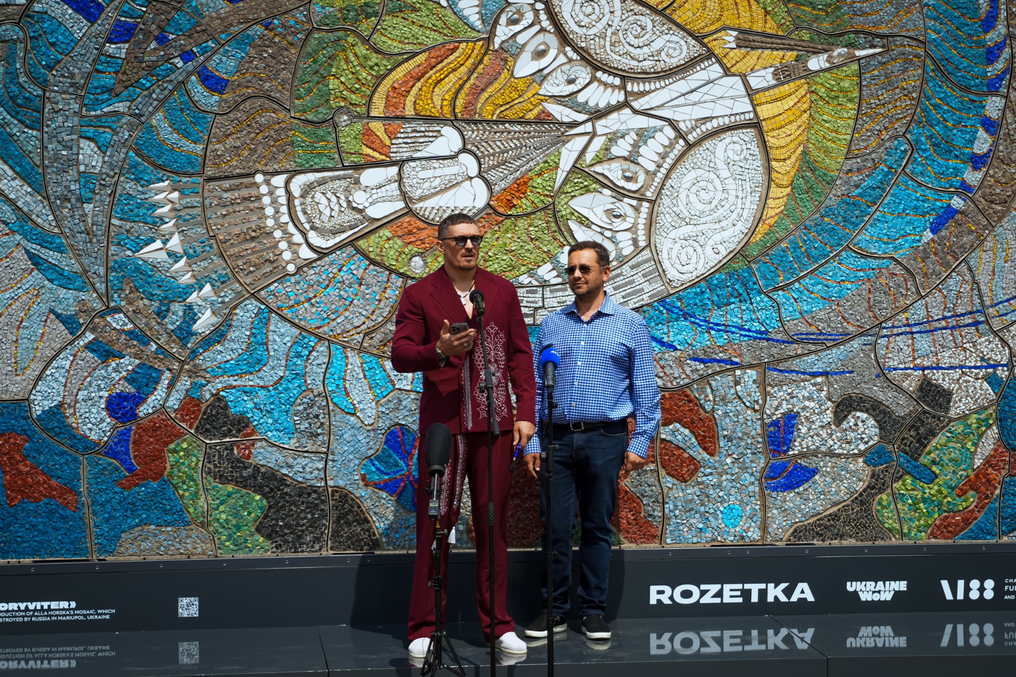 Олександр Усик презентував легендарну відтворену мозаїку в Лондоні