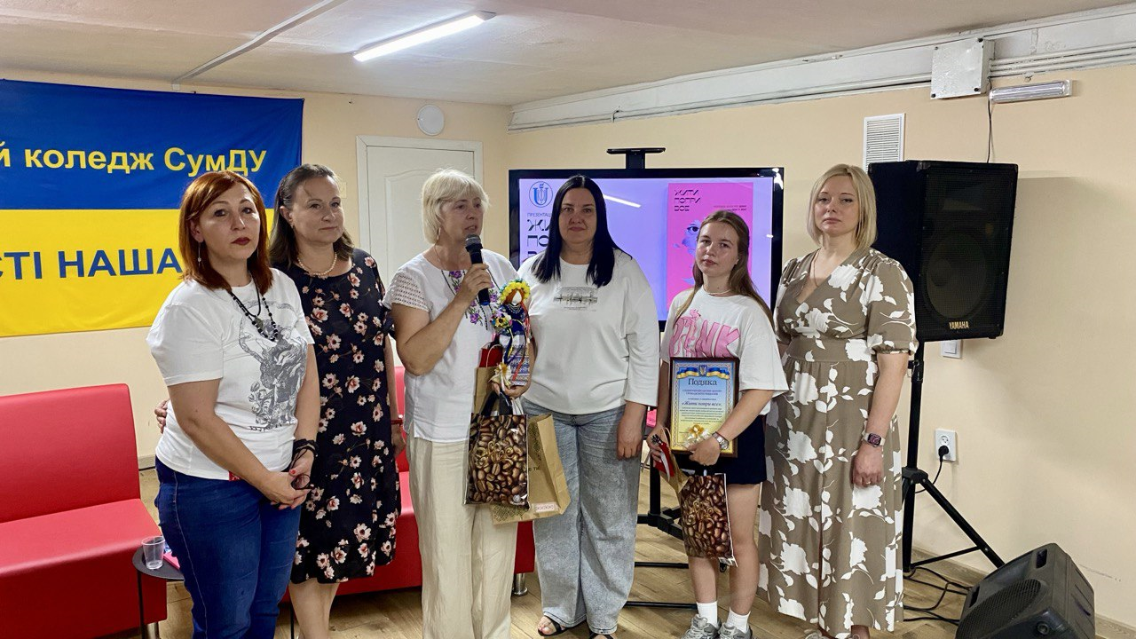 Де не стоятиму — вистою... У Конотопі презентували книгу «Жити попри все: розповіді жінок про війну, 2014 та 2022»