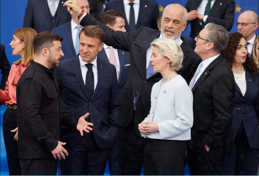 Повноваження Зеленського — під критичним прицілом Заходу. «Люди з картонками» перекалібрували НАБУ та САП