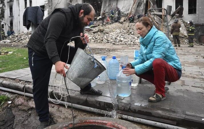 Жили в місті троянд - тепер раді і пляшці води.