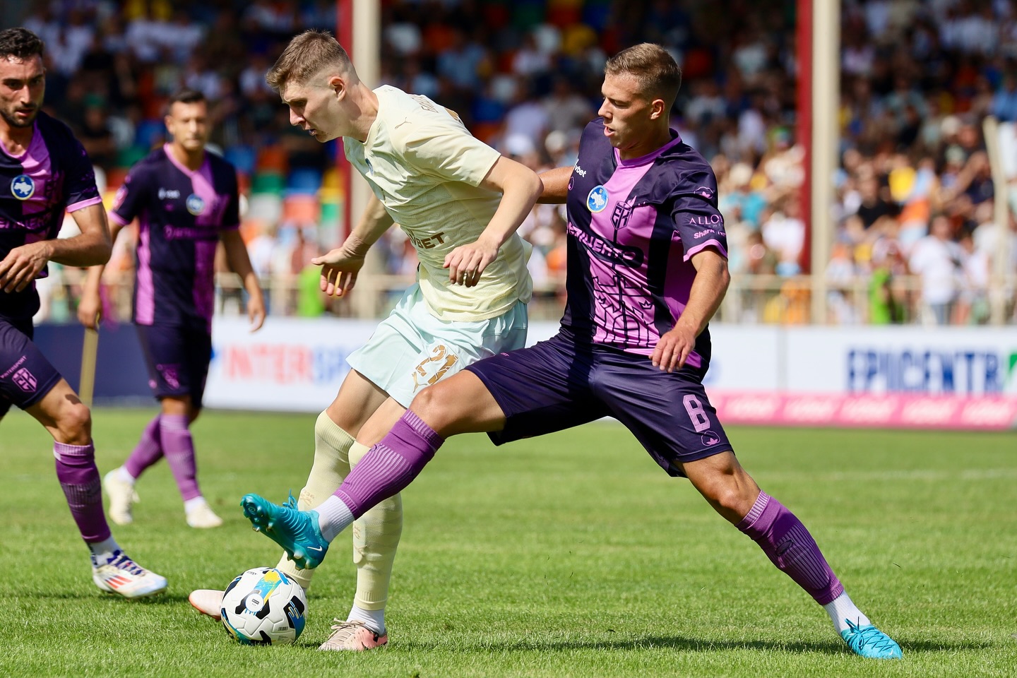 На старті чемпіонату України команди-дебютанти збирають рекордні трибуни та перемагають чинних призерів