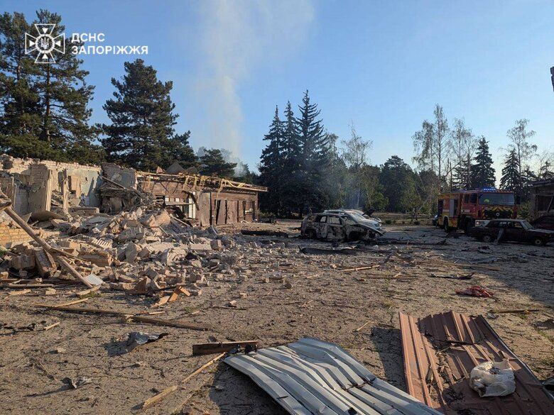 Наслідки атаки КАБів на Запорізький район: дві людини загинули, 12 - поранені, серед них - четверо дітей. Є тяжкі.