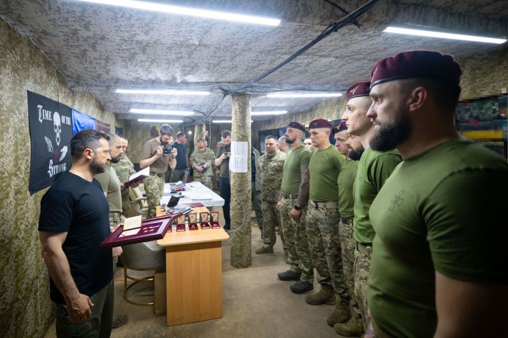 Зеленський нагородив десантників.