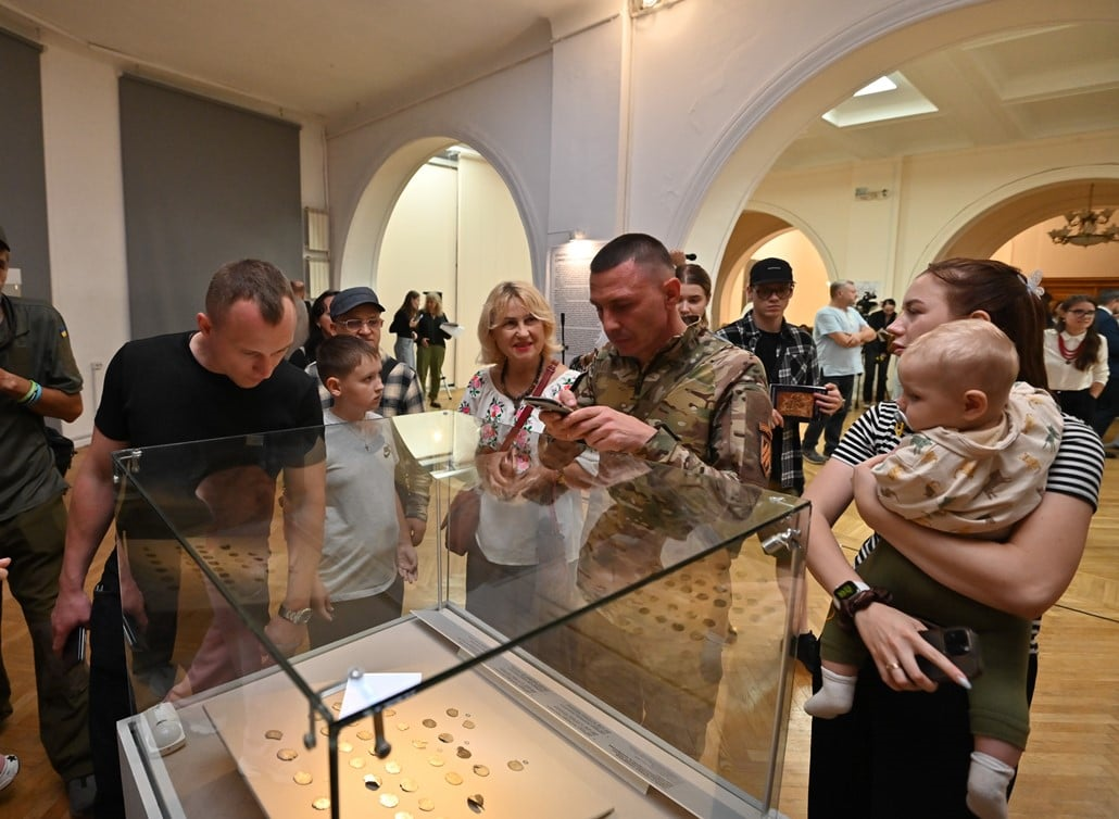 Мініатюрні скарби. Тисяча років історії українського тризуба на виставці у Києві