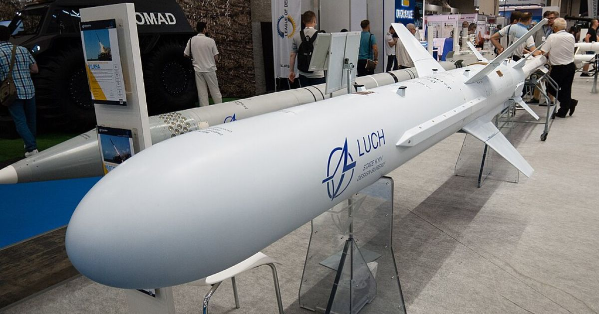 Розумна сила. Українські зброярі радують новими ракетами, а ЗСУ витісняють окупантів «за поребрик»