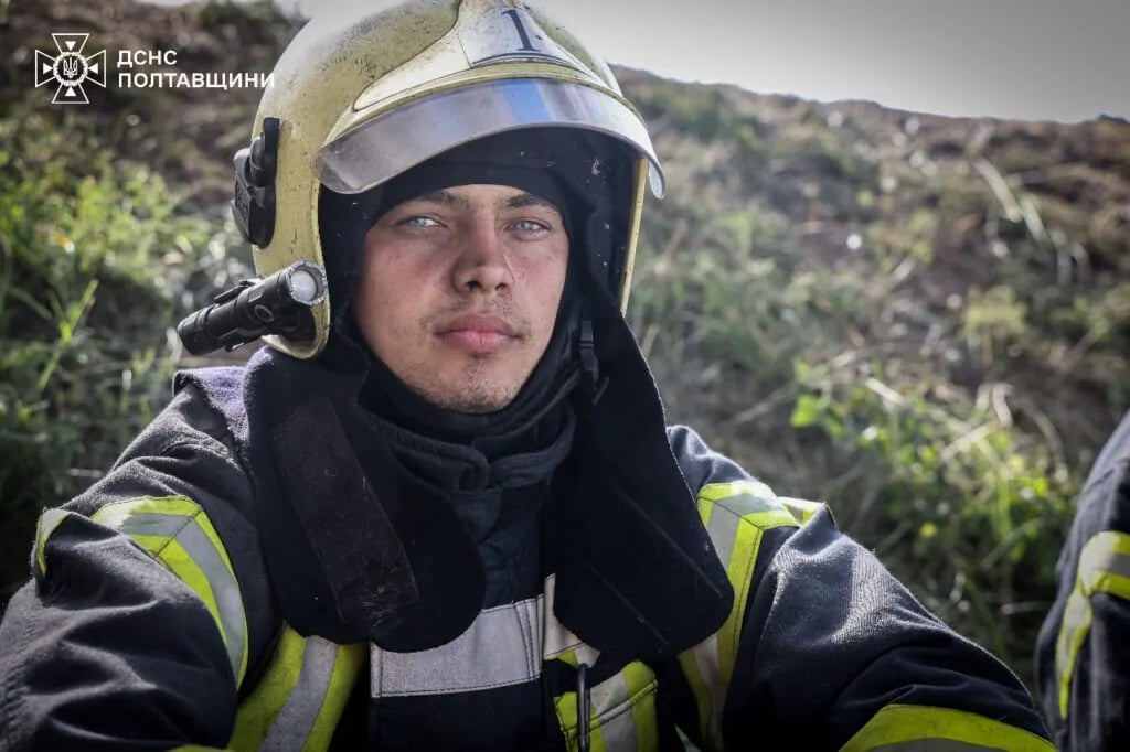 У кіптяві, стомлені, з гамою емоцій: рятувальники, які за дві доби загасили пожежу на Кременчуцькому НПЗ