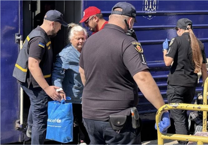 Йдуть ешелони на захід. Рівненщина продовжує приймати евакуйованих із Донеччини
