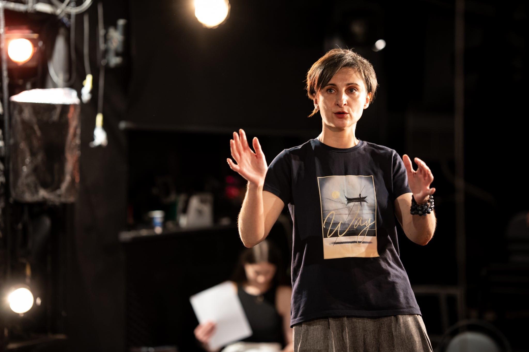 «Людина повертається з війни й бачить балаган і карнавал». Харківська режисерка Оксана Дмітрієва ставить у Києві нову виставу