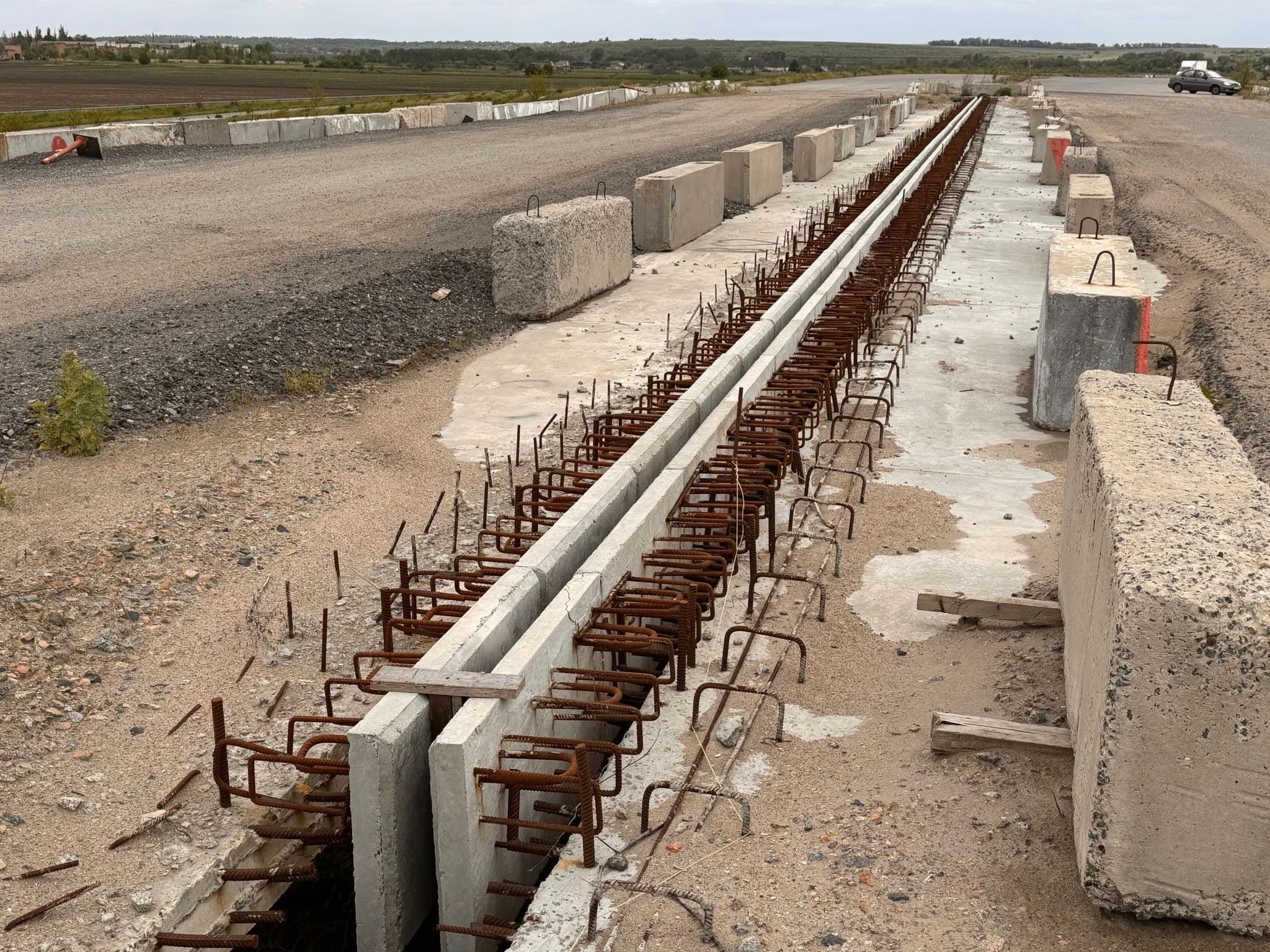 Ще не завершили, а вже руйнується: що не так із бетонкою між Дніпром і Решетилівкою