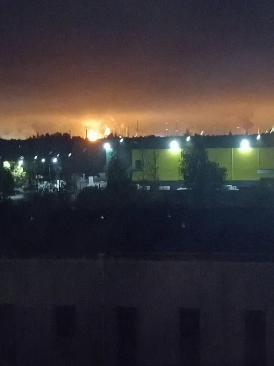 У Ленінградській області безпілотники поцілили в один із найбільших нафтопереробний заводів рф