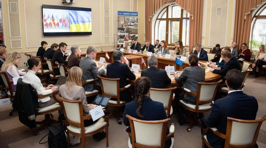 Посли G7 і представники України на терміновій зустрічі.