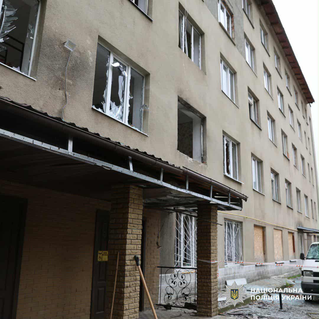 Росіяни вгатили дроном в Харкові по гуртожитку з переселенцями, фото