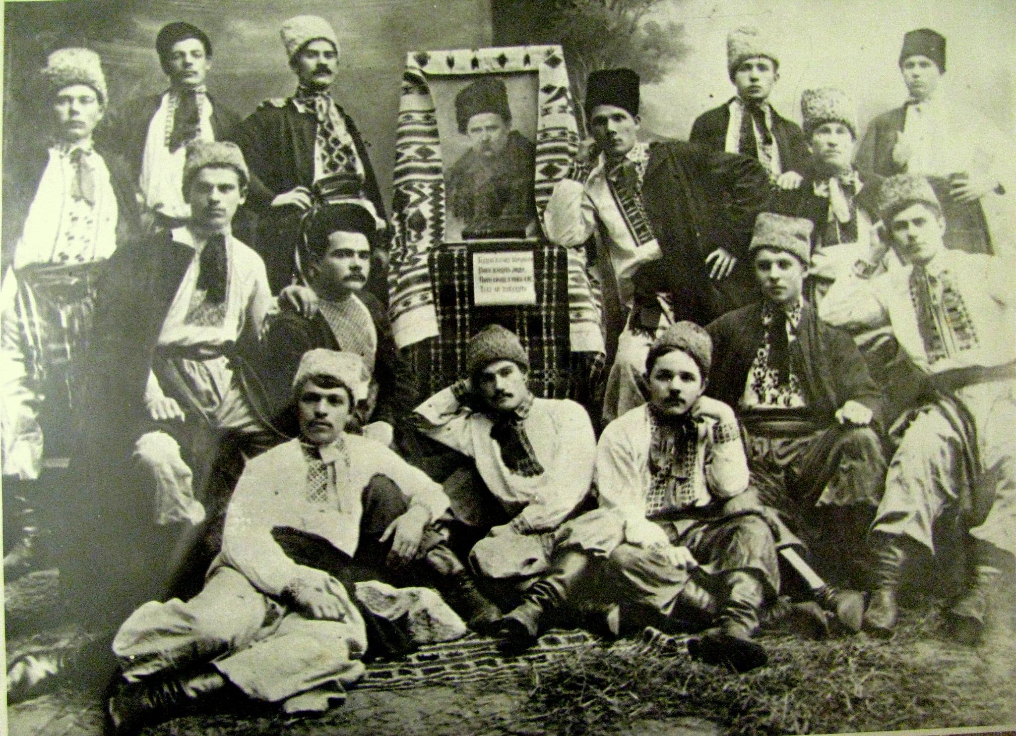 Конотопці у 1914 році. Логвин Павло Йосипович, секретар Дубов’язівського  цукрозаводу (перший ліворуч у другому ряду).