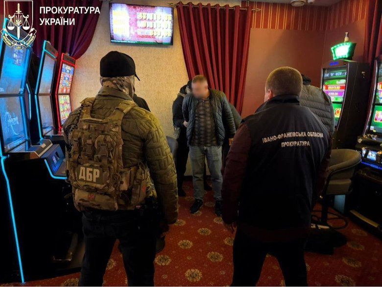 За даними слідства, начальник відділу організував механізм заробітку на оформленні дозвільних документів та посвідок для продовження перебування на території України іноземних громадян.