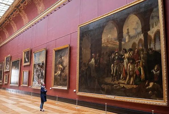 Злодії викрали коштовності «неоціненної» вартості під час семихвилинного пограбування в Луврі в Парижі.