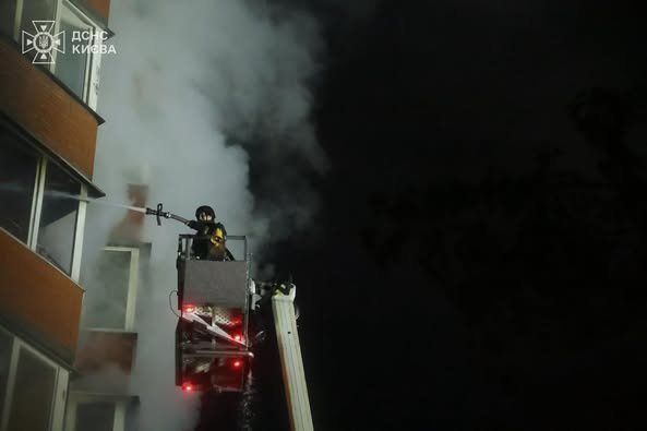 Нічний Армагедон: після атаки рашистів у Києві горять житлові будинки, пошкоджено лікарню, гуртожиток, немає світла та гарячої води, є загиблі та поранені