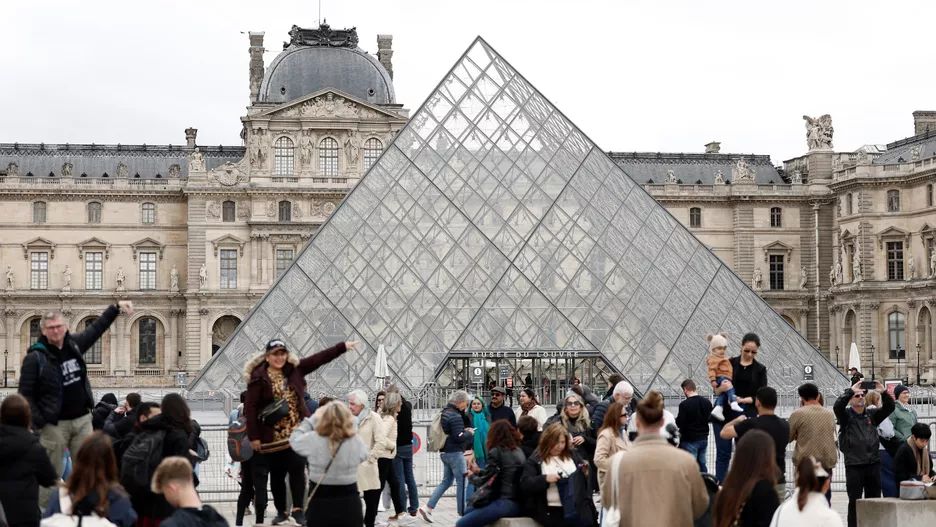 Крадіжка зі зломом у Луврі: розслідування прискорюється із затриманням двох грабіжників, один їхав до Алжиру, а інший до Малі.