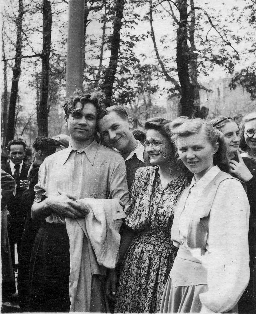 Віктор Зарецький — ліворуч, шістдесятниця Людмила Семикіна —  праворуч, 1950-ті роки.