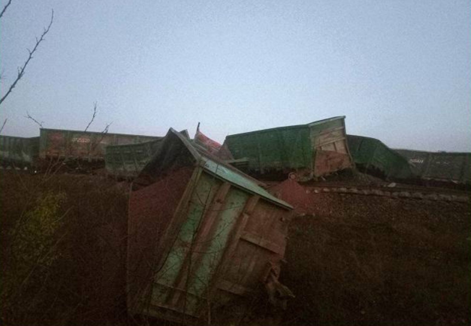 На Запоріжжі - військовий потяг пустили під укіс, у Сімферополі - палає нафтобаза, фото