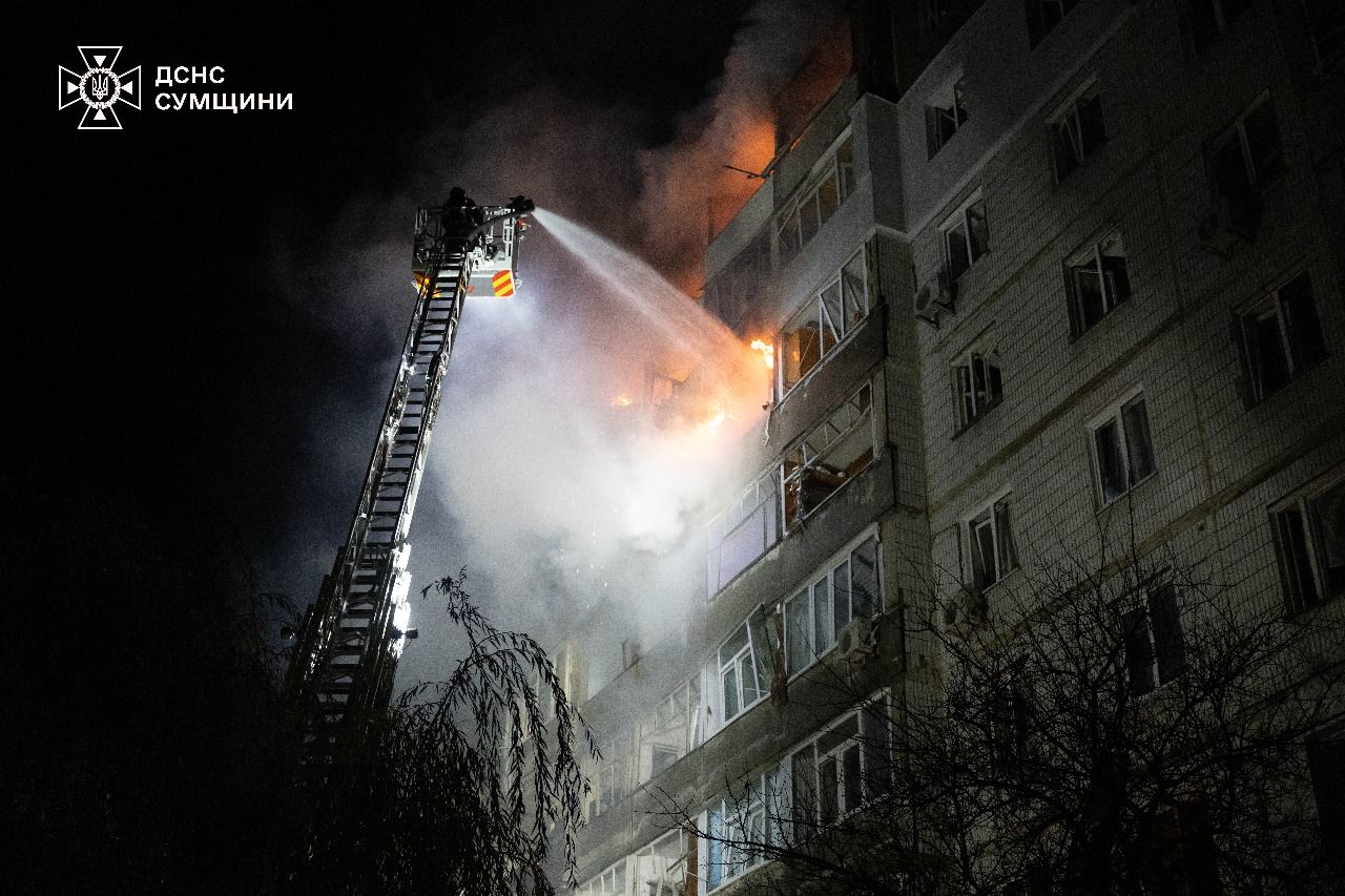 По Сумах цієї ночі росія здійснила серію ударів по житловому сектору та  інфраструктурі.