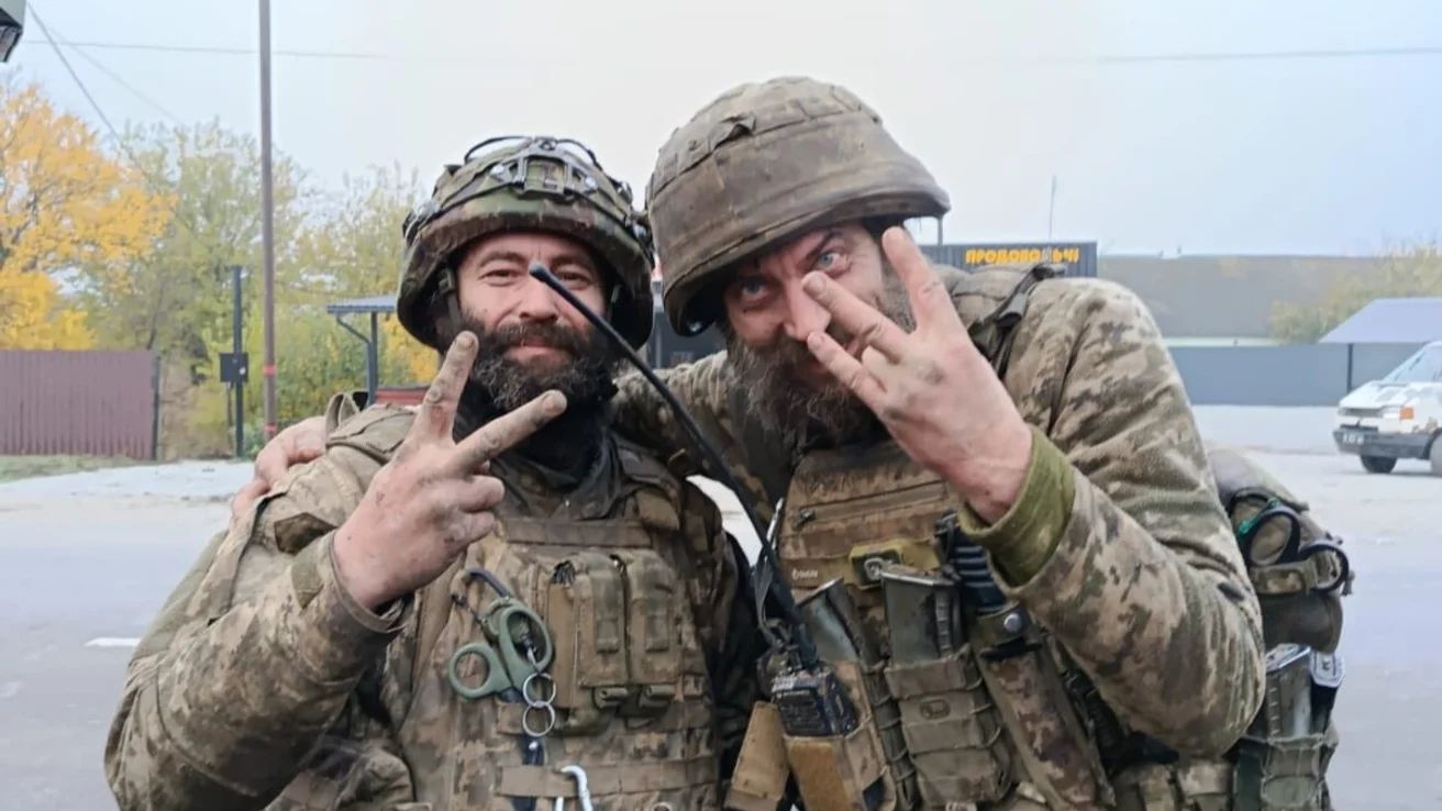 Олександр Тішаєв та Олександр Аліксєєнко протягом п’яти місяців вели спостереження й розвідку, нарощували інженерні загородження та укріплювали позиції під постійними атаками дронів та артилерійськими обстрілами окупантів.