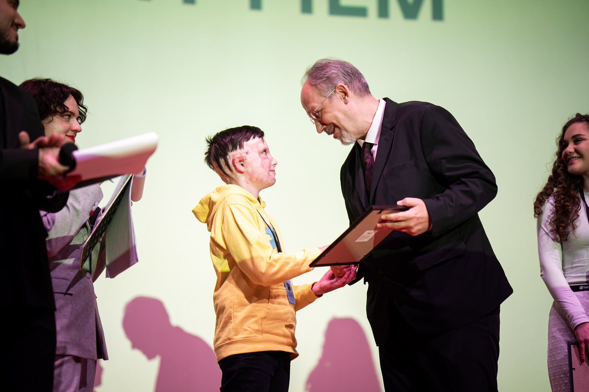 10-річний герой фільму Роман Олексів, який дивом вижив  під час атаки рф на Вінницю.