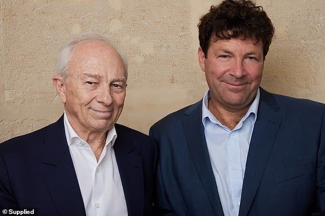 Французькі дослідники Олів’є Боннассі та Мішель-Ів Боллоре.