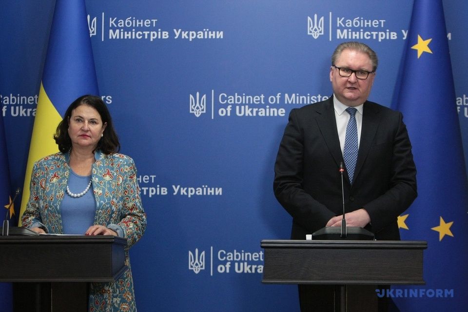 Під час брифінгу: посол ЄС Катаріна Матернова і віцепремʼєр-міністр з питань європейської та євроатлантичної інтеграції України Тарас Качка.