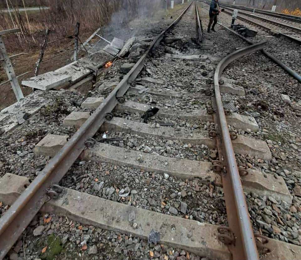 Наслідки нічної атаки росіян на залізичну інфраструктуру України.