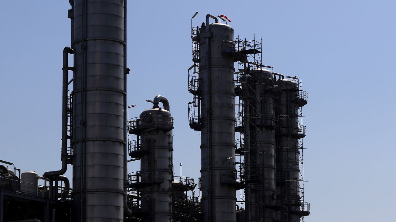 Болгарія розробляє закон про конфіскацію та продаж НПЗ Лукойл.