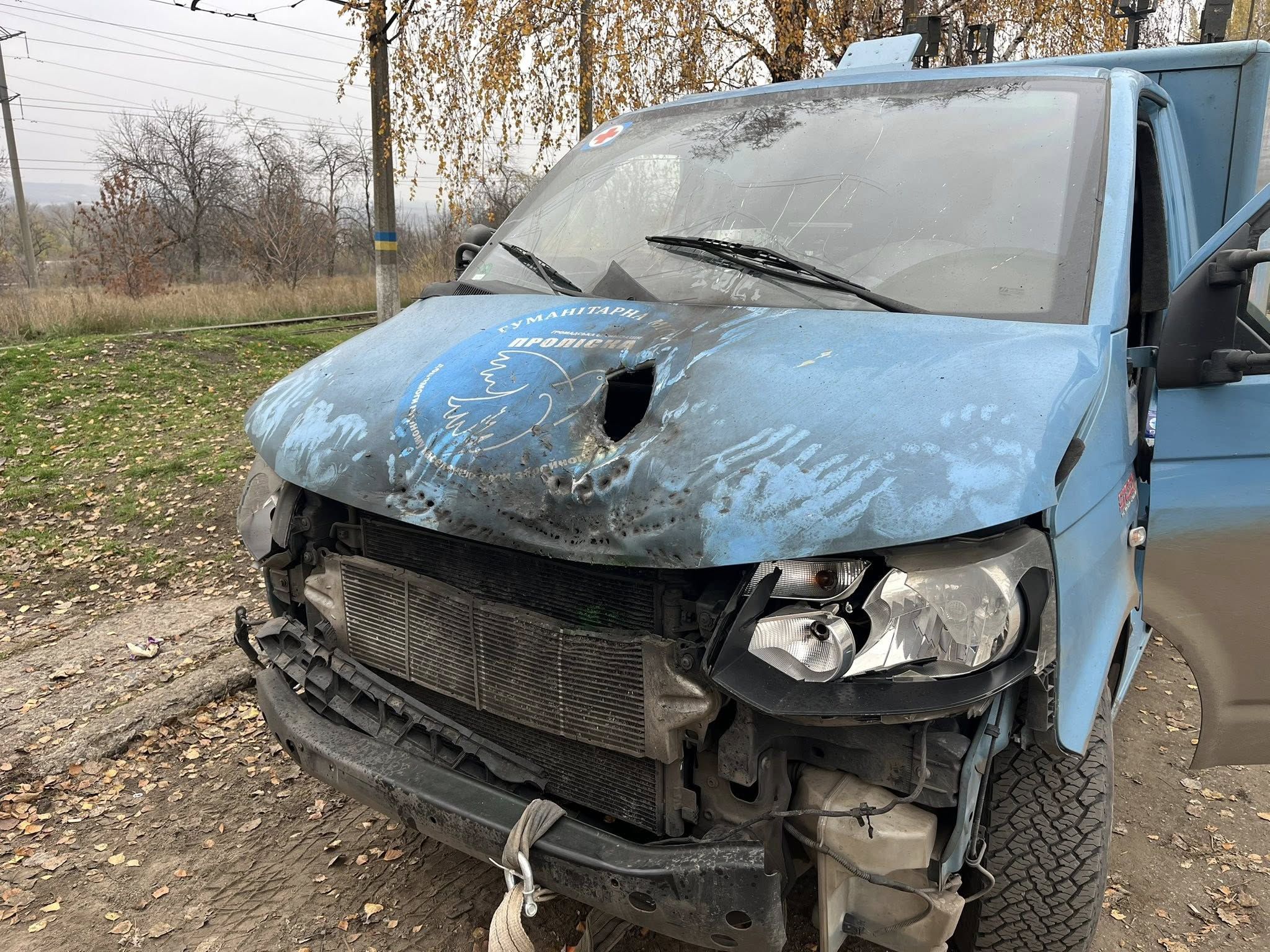 ФПВ дрон, був оснащений протитанковим зарядом. Пропалив легко броньовану автівку наскрізь.