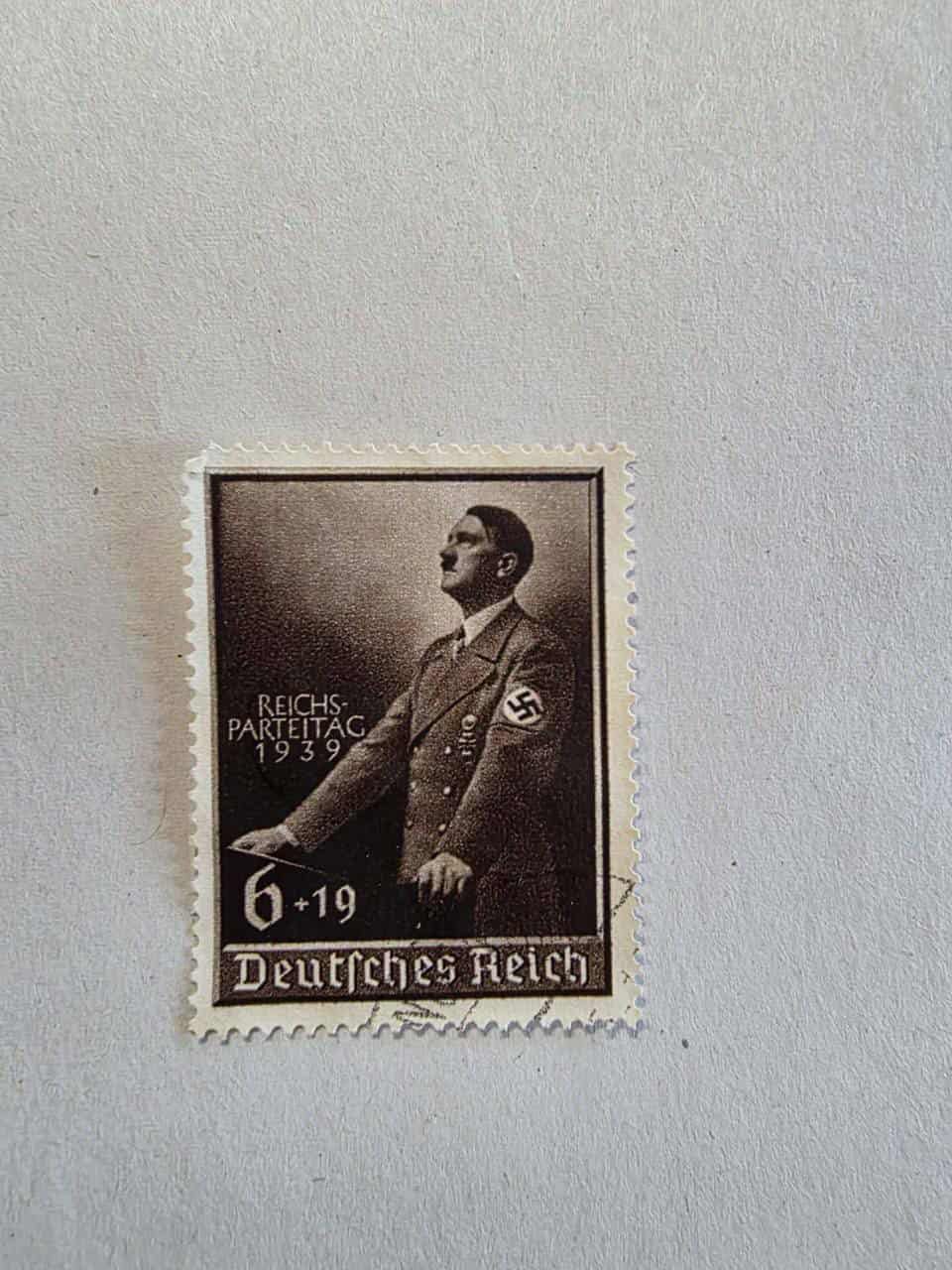 Під час митного огляду авто митники виявили колекцію марок із нацистською символікою.